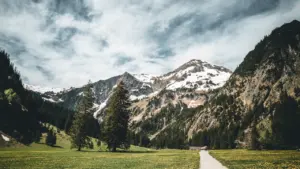 Die beeindruckende Tiroler Bergwelt vor einem bewölkten Himmel nahe dem Vilsalpsee in Österreich.