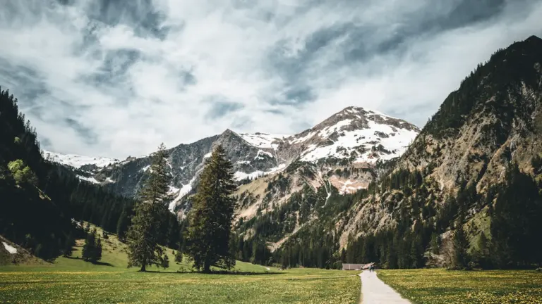 Die beeindruckende Tiroler Bergwelt vor einem bewölkten Himmel nahe dem Vilsalpsee in Österreich.