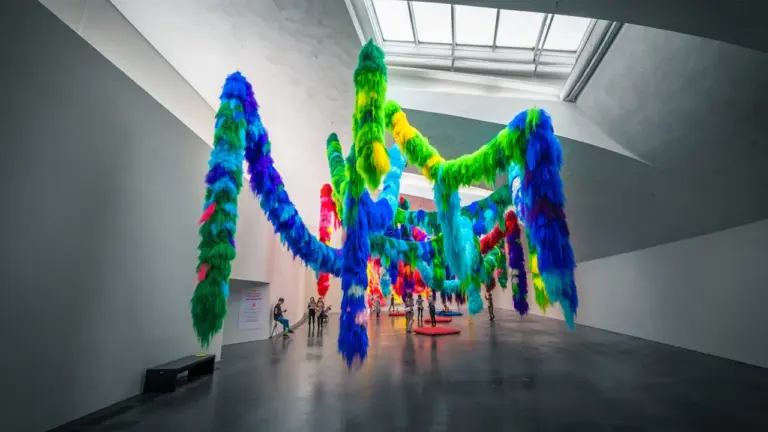 Grant Mooneys „sum“: Kunst mit Luft und Material in Mönchengladbach