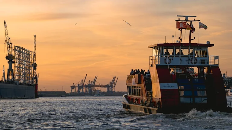 Hamburg heute Abend: Elbfähre und Rückfahrt planen