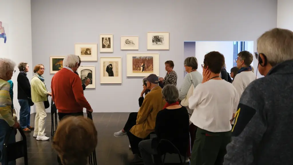Besucher betrachten historische Fotografien in einer modernen Hamburger Ausstellung über Deportationen.