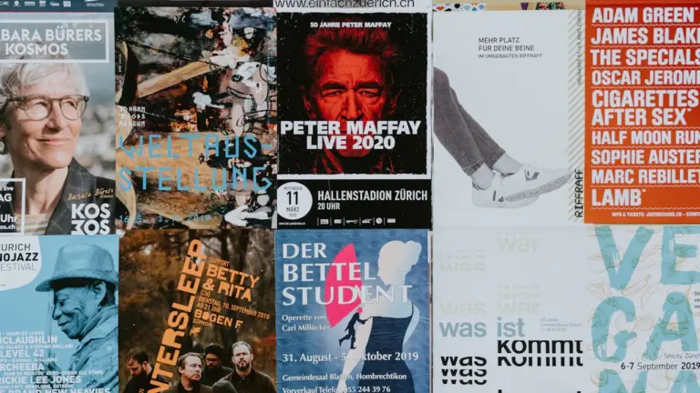 Eine Collage aus verschiedenen Konzert- und Kulturplakaten an einer Wand.