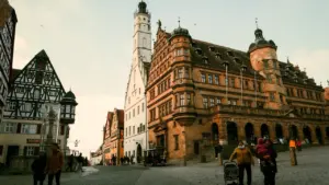 Historisches Gebäude mit hohem Turm und bewölktem Himmel in einer deutschen Stadt.