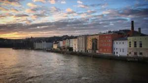 Abendstimmung an der Donau mit städtischer Architektur im bayerischen Passau