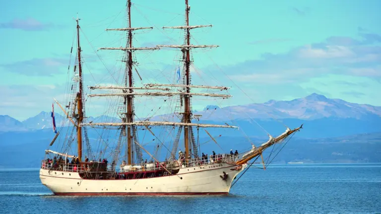Wie Rostock Traditionssegler in die Ostsee lockt
