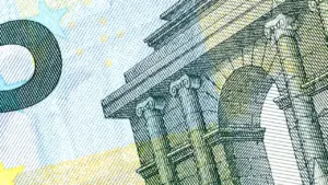 Nahaufnahme eines 5-Euro-Scheins mit Fokus auf architektonische Details der Banknote.