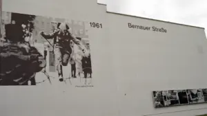 Gedenktafel an der Bernauer Straße erinnert an den Mauerbau von 1961 in Berlin.