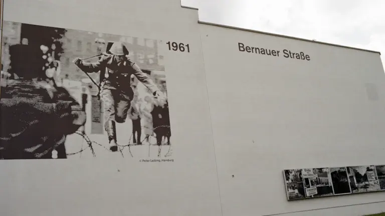 Gedenktafel an der Bernauer Straße erinnert an den Mauerbau von 1961 in Berlin.