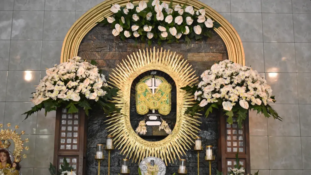 Ein prachtvoll geschmückter Altar mit Blumenarrangements anlässlich des Hochfestes Mariä Himmelfahrt.