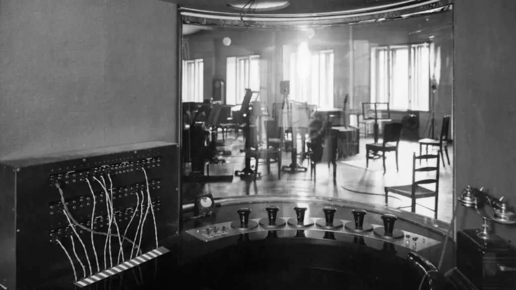 Historisches Kontrollzentrum eines Radiosenders mit technischer Ausrüstung und Aufnahmestudio im Jahr 1934.