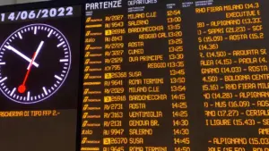 Anzeigetafel mit Zugabfahrten in einem Bahnhof für die Reiseplanung.