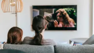 Zwei Personen schauen gemeinsam einen Naturfilm über Fledermäuse im heimischen Wohnzimmer an.