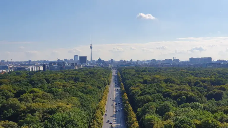 Blick von der Siegessäule über die Straße des 17. Juni in Berlin