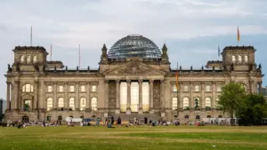 Das historische Reichstagsgebäude in Berlin mit der markanten Glaskuppel am Platz der Republik.