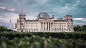 Das Reichstagsgebäude in Berlin unter einem bewölkten Himmel bei Tageslicht.