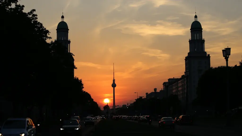 Sonnenuntergang über der Berliner Karl-Marx-Allee mit Blick auf den Fernsehturm.