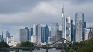 Die Skyline von Frankfurt am Main mit dem Finanzviertel unter einem bewölkten Himmel.