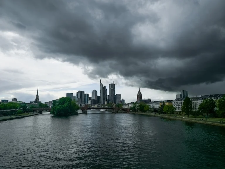 DWD-Warnkarte am 4. August: Was Reisende jetzt prüfen müssen