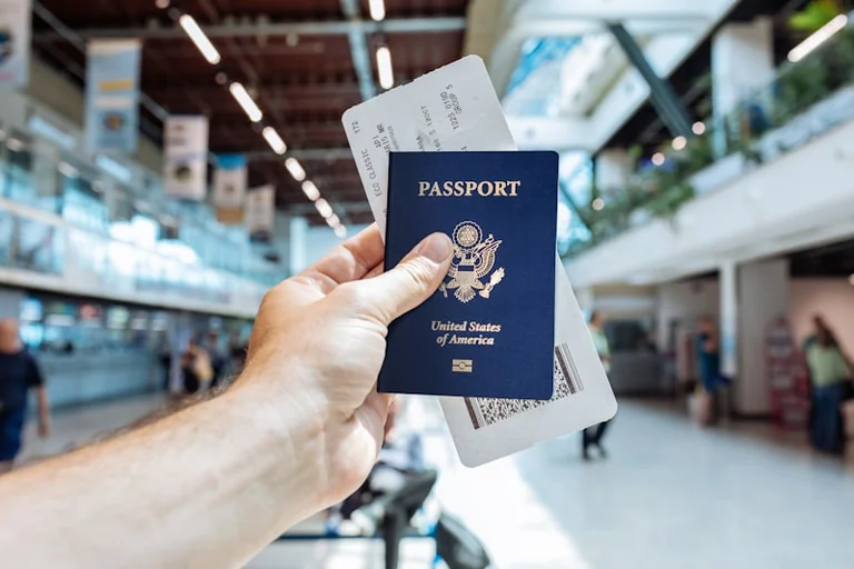 ETIAS 2026: Was Gastgeber bei Besuch aus UK und USA prüfen