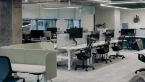 Ein modernes Großraumbüro mit Computern und ergonomischen Arbeitsplätzen für die tägliche Arbeit.