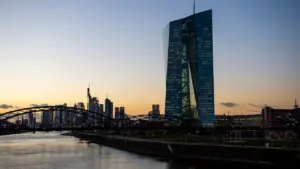 EZB-Gebäude und Frankfurter Skyline bei Sonnenuntergang über dem Main bei Frankfurt.