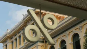 Ein großes Prozentzeichen hängt an einem historischen Bankgebäude als Symbol für die EZB-Zinspolitik.