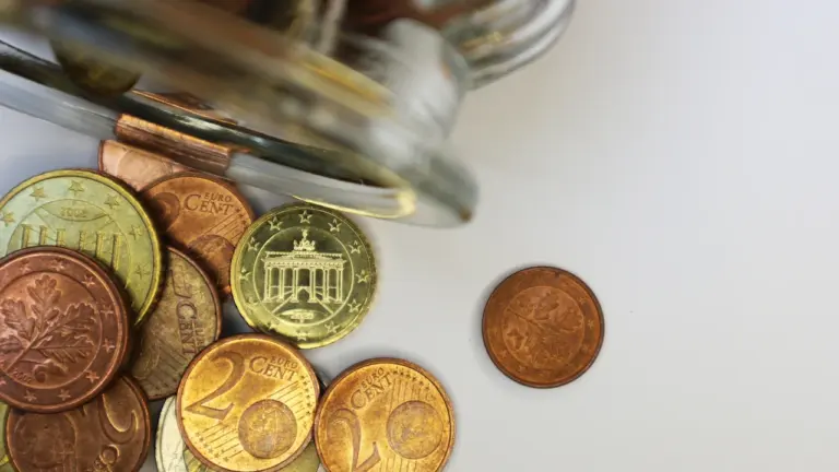 Nahaufnahme von Euro-Münzen mit dem Brandenburger Tor auf einer Zwei-Euro-Münze