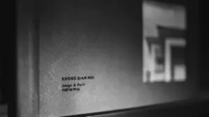 Ein elegantes, in Schwarz-Weiß gehaltenes Fotobuch steht in einem gut sortierten Bücherregal bereit.