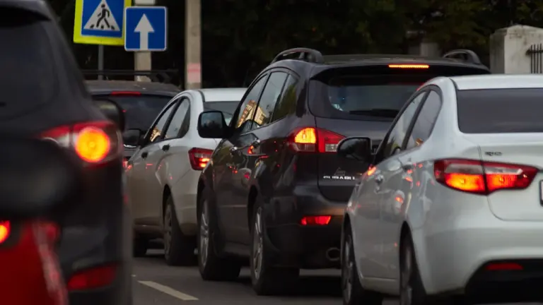 Autos stehen in einer Schlange im dichten Freitagsverkehr auf einer städtischen Straße.