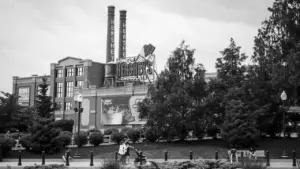 Historische Fabrikgebäude mit hohen Schornsteinen an einem bewölkten Tag in Pforzheim.