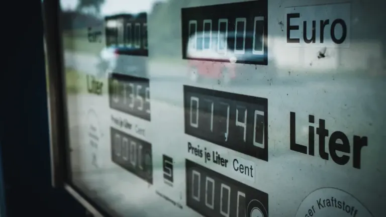 Digitale Anzeige einer Tankstelle in Deutschland zeigt Preise für Kraftstoff an.