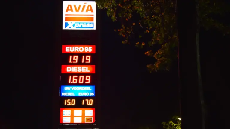 Digitales Preisschild einer Tankstelle bei Nacht mit Anzeige für Benzin und Dieselpreise.