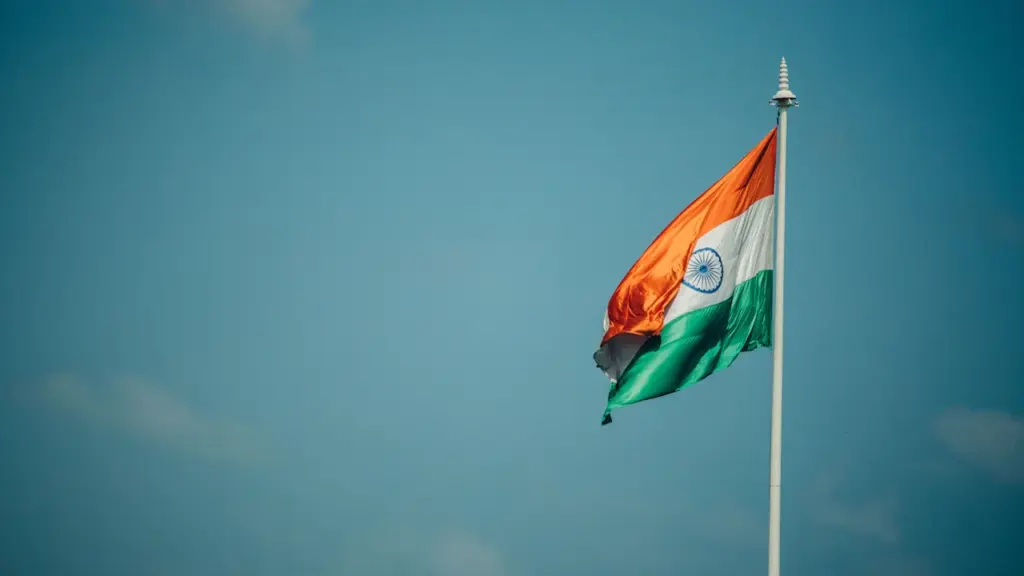 Die indische Flagge weht stolz vor einem klaren, hellblauen Himmel.