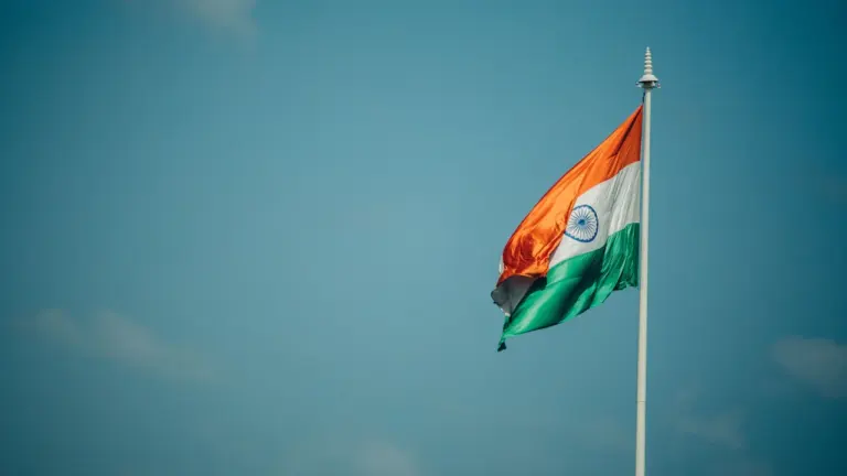 Die indische Flagge weht stolz vor einem klaren, hellblauen Himmel.