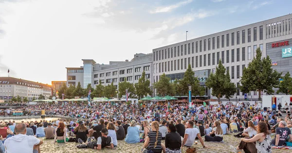 Kiels Bootshafen wird sechs Wochenenden zur Gratis-Bühne