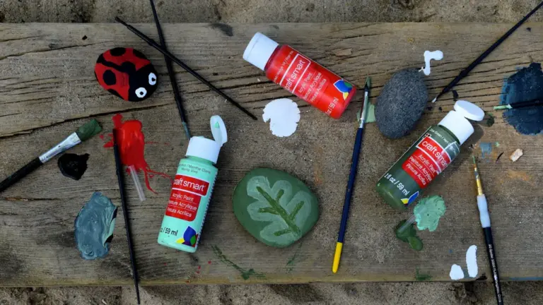 Kreativ-Workshop: Kinder bemalen Steine in Regensburg