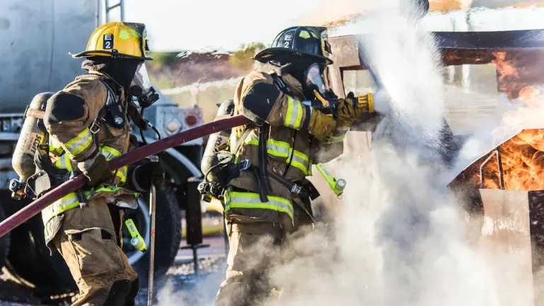 Feuerwehrleute bei einer gemeinsamen Übung im Rahmen der internationalen Zusammenarbeit.