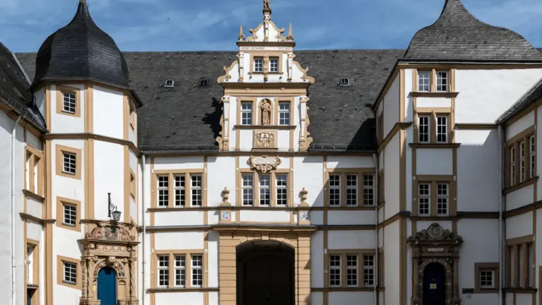 Schloss Neuhaus in Paderborn, ein prachtvolles Beispiel der Weserrenaissance Architektur.