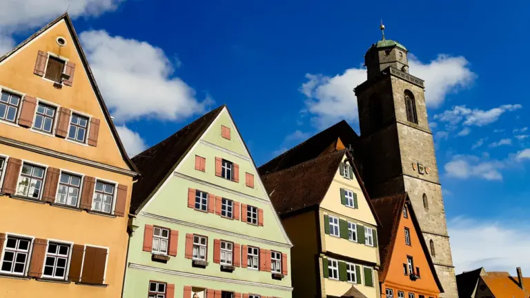Historische Fachwerkhäuser unter einem strahlend blauen Himmel in einer deutschen Stadt.