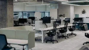 Modernes Großraumbüro mit ergonomischen Arbeitsplätzen und ruhiger, strukturierter Atmosphäre für konzentriertes Arbeiten.