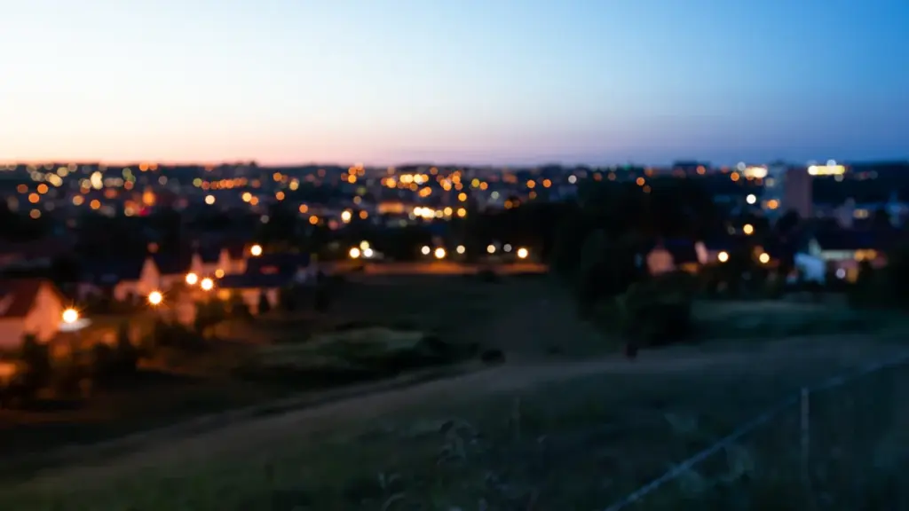 Ein verschwommener Blick auf die beleuchtete Erfurter Stadtkulisse bei einem lauen Sommerabend.