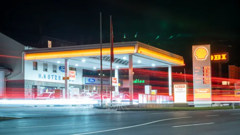 Spritpreis-Check: Warum Tanken am Abend oft günstiger ist
