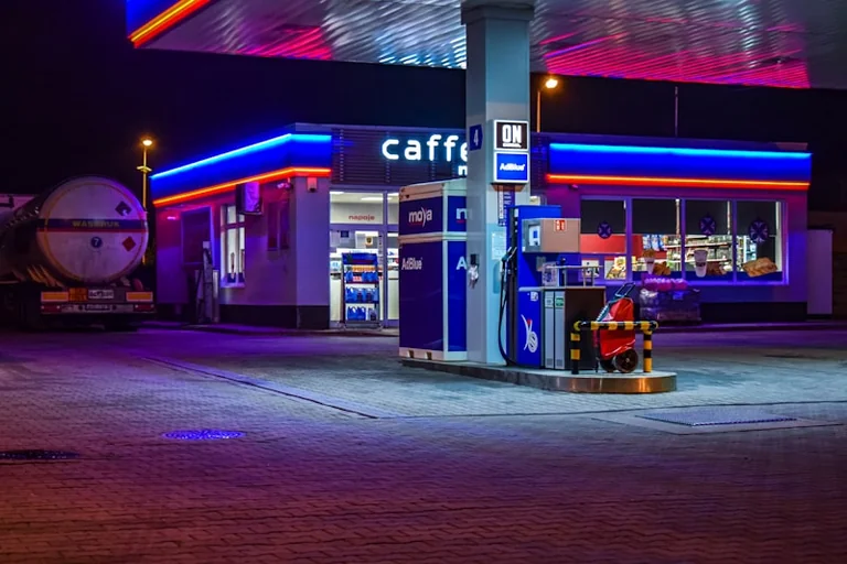 Spritpreis-Check: Warum Tanken am Abend oft günstiger ist