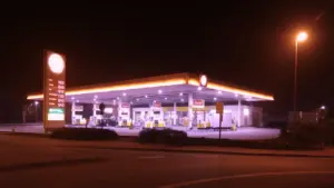 Beleuchtete Tankstelle in der Nacht mit gut sichtbarer Preisanzeige für Autofahrer
