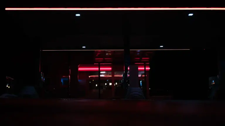 Beleuchtete Tankstelle in Stuttgart bei Nacht für den Spritpreis-Vergleichsratgeber.