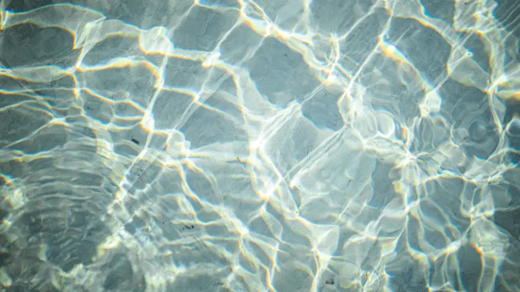 Klares, helles Wasser mit sanften Lichtreflexionen an der Oberfläche in der Sonne.