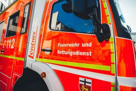 Waldbrand bedroht Ortsteil: Bonner Kräfte greifen ein