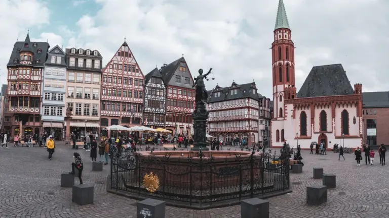 Der historische Römerberg in Frankfurt am Main mit traditionellen Fachwerkhäusern und Brunnen.