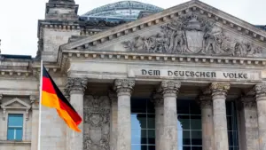Das Reichstagsgebäude mit deutscher Flagge und der Inschrift Dem Deutschen Volke.