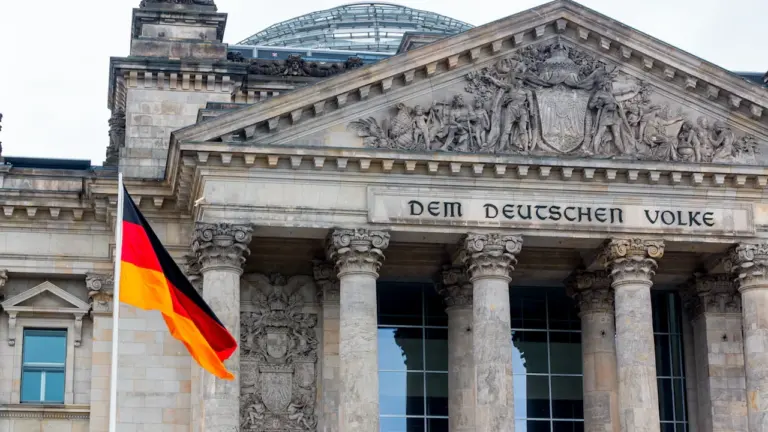 Das Reichstagsgebäude mit deutscher Flagge und der Inschrift Dem Deutschen Volke.